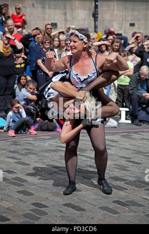 Edinburgh, Scotland, UK. 6 Aug. 2018, Edinburgh Fringe Festival female street performers on Royal Mile. Stock Photo
