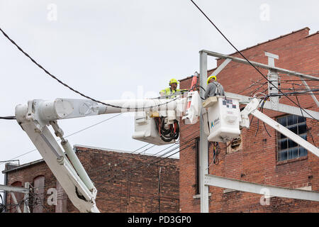 Burlington, Iowa, USA. 6th August, 2018. Fire fighters are still