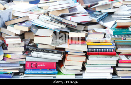 Stacked books on a flea market, Germany, Europe    I Aufgestapelte Bücher auf einem Flohmarkt, Deutschland, Europa I Stock Photo