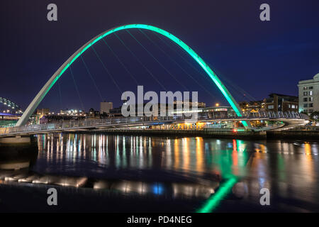 Looking across the River Tyne to the Millennium bridge to Gateshead and Newcastle Stock Photo