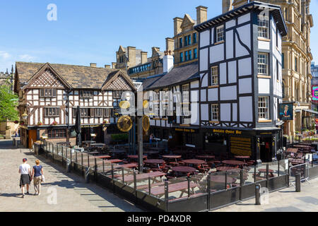 Shambles Square in Manchester. Home of Sinclairs Oyster Bar and The Old Wellington Inn Stock Photo