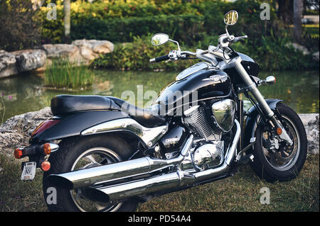 File:Suzuki Intruder 800 black.jpg - Wikimedia Commons