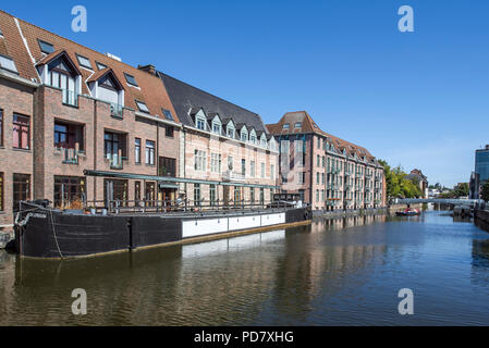 Tavern / restaurant De Kraanbrug and inland waterway vessel Dijlemeeuw on the river Dijle in the city Mechelen / Malines, Antwerp, Flanders, Belgium Stock Photo