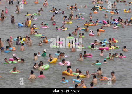 Qingdao, Qingdao, China. 7th Aug, 2018. Qingdao, CHINA-Tourists flock to the beach during summer vacation in Qingdao, east China's Shandong Province. Credit: SIPA Asia/ZUMA Wire/Alamy Live News Stock Photo