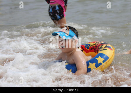 Qingdao, Qingdao, China. 7th Aug, 2018. Qingdao, CHINA-Tourists flock to the beach during summer vacation in Qingdao, east China's Shandong Province. Credit: SIPA Asia/ZUMA Wire/Alamy Live News Stock Photo