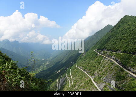 Enshi, Enshi, China. 8th Aug, 2018. Enshi, CHINA-The winding road on cliff in Enshi, central China's Hubei Province. Credit: SIPA Asia/ZUMA Wire/Alamy Live News Stock Photo