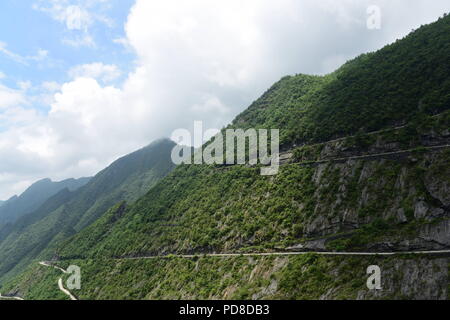 Enshi, Enshi, China. 8th Aug, 2018. Enshi, CHINA-The winding road on cliff in Enshi, central China's Hubei Province. Credit: SIPA Asia/ZUMA Wire/Alamy Live News Stock Photo