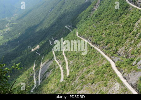 Enshi, Enshi, China. 8th Aug, 2018. Enshi, CHINA-The winding road on cliff in Enshi, central China's Hubei Province. Credit: SIPA Asia/ZUMA Wire/Alamy Live News Stock Photo