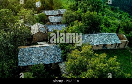 Luonan. 7th Aug, 2018. Aerial photo taken on Aug. 7, 2018 shows the slate buildings amongst trees in the Qinling Mountains in Jin'an Village at Shipo Township of Luonan County, northwest China's Shaanxi Province. The ancient slate building complex in the Qinling Mountains, also called 'daziliang' by local people, is recognized as 'a living fossil of ancient folk houses in Qinling Mountains'. Credit: Tao Ming/Xinhua/Alamy Live News Stock Photo