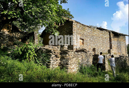 Luonan, China's Shaanxi Province. 7th Aug, 2018. Tourists visit the slate buildings in Jin'an Village at Shipo Township of Luonan County, northwest China's Shaanxi Province, Aug. 7, 2018. The ancient slate building complex in the Qinling Mountains, also called 'daziliang' by local people, is recognized as 'a living fossil of ancient folk houses in Qinling Mountains'. Credit: Tao Ming/Xinhua/Alamy Live News Stock Photo