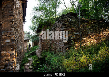 Luonan, China's Shaanxi Province. 7th Aug, 2018. Tourists visit the slate buildings in Jin'an Village at Shipo Township of Luonan County, northwest China's Shaanxi Province, Aug. 7, 2018. The ancient slate building complex in the Qinling Mountains, also called 'daziliang' by local people, is recognized as 'a living fossil of ancient folk houses in Qinling Mountains'. Credit: Tao Ming/Xinhua/Alamy Live News Stock Photo