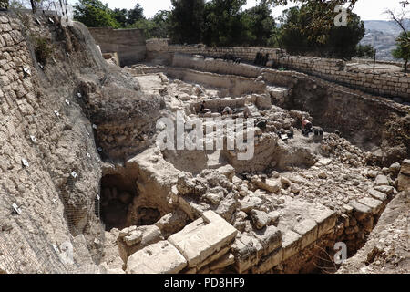 Jerusalem, Israel. 8th August, 2018. Under the patronage of DEI, German Protestant Institute of Archaeology, excavations are underway on Mt. Zion in the area of the Anglican Prussian Protestant Cemetery Credit: Nir Alon/Alamy Live News Stock Photo