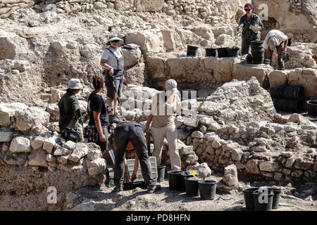 Jerusalem, Israel. 8th August, 2018. Under the patronage of DEI, German Protestant Institute of Archaeology, excavations are underway on Mt. Zion in the area of the Anglican Prussian Protestant Cemetery Credit: Nir Alon/Alamy Live News Stock Photo