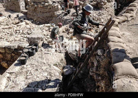 Jerusalem, Israel. 8th August, 2018. Under the patronage of DEI, German Protestant Institute of Archaeology, excavations are underway on Mt. Zion in the area of the Anglican Prussian Protestant Cemetery Credit: Nir Alon/Alamy Live News Stock Photo