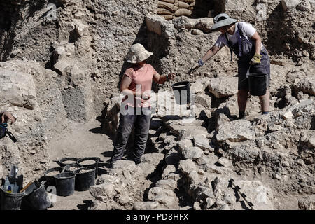 Jerusalem, Israel. 8th August, 2018. Under the patronage of DEI, German Protestant Institute of Archaeology, excavations are underway on Mt. Zion in the area of the Anglican Prussian Protestant Cemetery Credit: Nir Alon/Alamy Live News Stock Photo