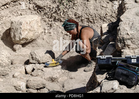 Jerusalem, Israel. 8th August, 2018. Under the patronage of DEI, German Protestant Institute of Archaeology, excavations are underway on Mt. Zion in the area of the Anglican Prussian Protestant Cemetery Credit: Nir Alon/Alamy Live News Stock Photo