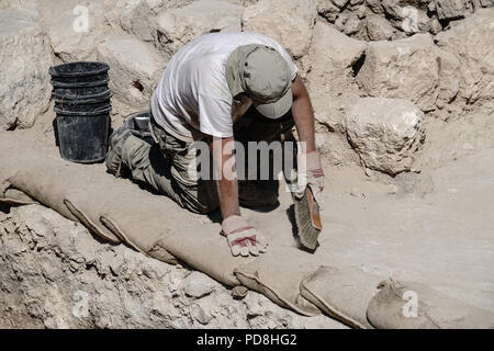 Jerusalem, Israel. 8th August, 2018. Under the patronage of DEI, German Protestant Institute of Archaeology, excavations are underway on Mt. Zion in the area of the Anglican Prussian Protestant Cemetery Credit: Nir Alon/Alamy Live News Stock Photo