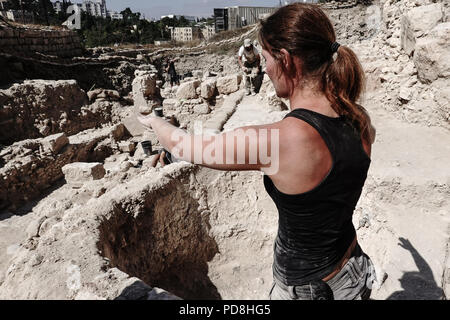 Jerusalem, Israel. 8th August, 2018. Under the patronage of DEI, German Protestant Institute of Archaeology, excavations are underway on Mt. Zion in the area of the Anglican Prussian Protestant Cemetery Credit: Nir Alon/Alamy Live News Stock Photo