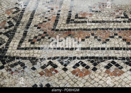 Jerusalem, Israel. 8th August, 2018. Archaeologists excavate a Byzantine Period villa showing evidence of wealth including a beautiful mosaic floor. Under the patronage of DEI, German Protestant Institute of Archaeology, excavations are underway on Mt. Zion in the area of the Anglican Prussian Protestant Cemetery Credit: Nir Alon/Alamy Live News Stock Photo