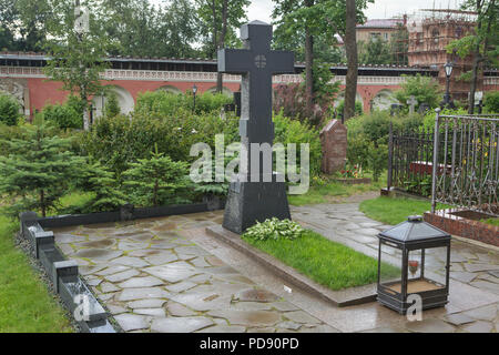 Grave of Russian novelist Aleksandr Solzhenitsyn at the cemetery of the Donskoy Monastery in Moscow, Russia. Stock Photo