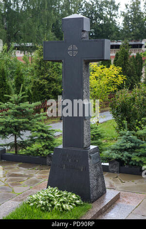 Grave of Russian novelist Aleksandr Solzhenitsyn at the cemetery of the Donskoy Monastery in Moscow, Russia. Stock Photo