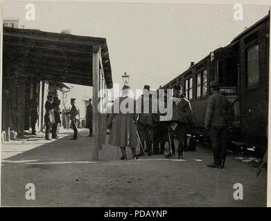 Ankunft in Castelnuovo und Bergrüssung durch das Kriegshafenkommando. Aufgenommen in Castelnuovo am 12. Februar 1916. Stock Photo