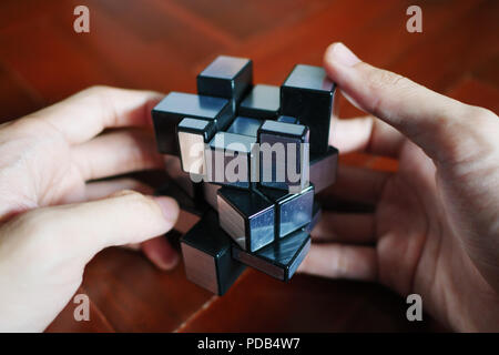 Bangkok, Tailandia - 22 Agosto 2019 : un uomo a risolvere il cubo di Rubik  4x4 Foto stock - Alamy