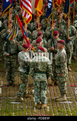 Maj. Gen. James Mingus (left), the 82nd Airborne Division incoming ...