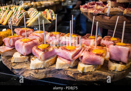 Pintxos, in Víctor Montes restaurant, 8 Plaza Nueva or 8 Plaza Berria, Bilbao, España Stock Photo