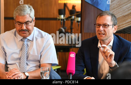 08 August 2018, Germany, Bremerhaven: Martin Günthner (SPD,r), Senator for Economics, Labour and Ports, Bremen, speaks at a press conference on the future of the Museum Deutsches Auswandererhaus, next to him is Melf Grantz (SPD), Lord Mayor of the City of Bremerhaven. The city of Bremerhaven and the non-profit museum have agreed to continue their cooperation until 2035. Photo: Carmen Jaspersen/dpa Stock Photo