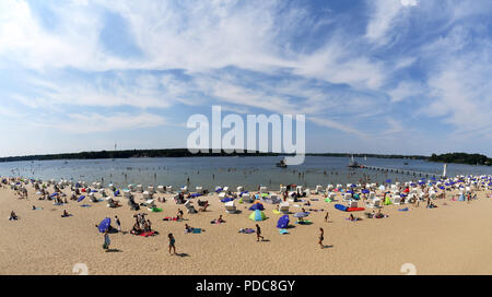 Berlin, Germany. 08th Aug, 2018. Swimmers enjoy the high summer weather at the Strandbad Wannsee. Credit: Ralf Hirschberger/dpa/Alamy Live News Stock Photo