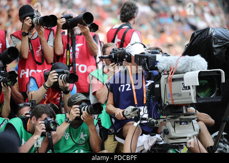 Berlin, Germany. 08th Aug, 2018. Athletics, European Championships in the Olympic Stadium: Photographers sit behind a TV cameraman. Credit: Michael Kappeler/dpa/Alamy Live News Stock Photo