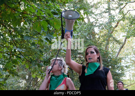 London, UK. 8th August 2018. Hundreds of legal abortion supporters gather in St James's Park while Argentinian senators debate abortion law. London, 8 August 2018. Noemi Gago Credit: Noemi Gago/Alamy Live News Stock Photo