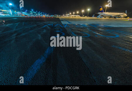 Frankfurt Main, Germany. 08th Aug, 2018. 08.08.2018, Hesse, Frankfurt: Only a few aircraft stand on the apron of the airport at night. With a total expenditure of 16 million euros, airport operator Fraport is renovating part of the aging 'Taxiway N3' here night after night, over which hundreds of aircraft roll every day. A total area of 40,000 square metres is being renovated. In order not to obstruct air traffic, the construction work must take place at night over a period of several months. Credit: Boris Roessler/dpa/Alamy Live News Stock Photo