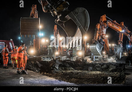 Frankfurt Main, Germany. 08th Aug, 2018. 08.08.2018, Hesse, Frankfurt: With excavators and special machines, workers break open the asphalt surface on the apron of the airport. With a total expenditure of 16 million euros, airport operator Fraport is renovating part of the aging 'Taxiway N3' here night after night, over which hundreds of aircraft roll every day. A total area of 40,000 square metres is being renovated. In order not to obstruct air traffic, the construction work must take place at night over a period of several months. Credit: Boris Roessler/dpa/Alamy Live News Stock Photo