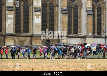 London 9th August 2018:  Visitors queue at Westminster Abbey in heavy rain . Credit: Claire Doherty/Alamy Live News Stock Photo