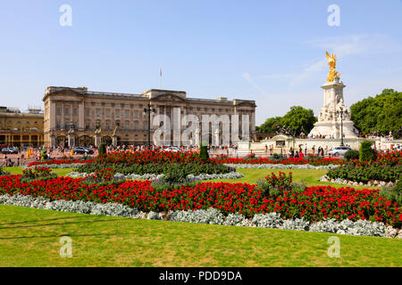 Her Majesty Queen Elizabeth II royal residence, Buckingham Palace, City of Westminster, London, England Stock Photo
