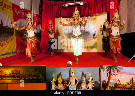 Girls dancing folk Cambodian dance Apsara in Siem Reap town, Cambodia Stock Photo