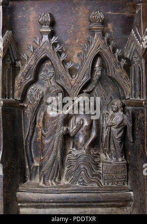 Taufstein von 1279 von Meister Eckart aus Worms, Die Taufe Jesu im Jordan mit Johannes dem Täufer Stock Photo