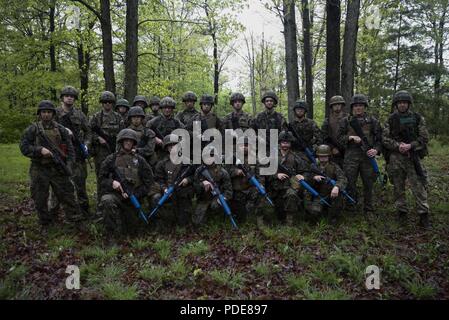 U.S. Marines with 6th Engineer Support Battalion, 4th Marine Logistics Group, and British commando’s with 131 Commando Squadron Royal Engineers, British Army, pose for a platoon Stock Photo