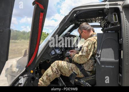 Il personale Sgt. Anthony torna aiuta un bambino provare su un giubbotto  antiproiettile presso il National Night Out evento tenutosi a Havelock,  N.C., 1 agosto 2017. National Night Out è destinato a riunire la comunità  locale con militari e civili di applicazione