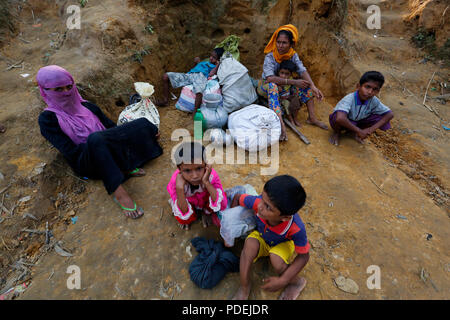 Newly arrived Rohingya refugees take shelter beside a road at Ukhia, Cox's Bazar, Bangladesh Stock Photo