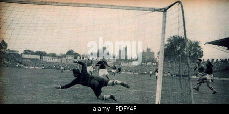 130 Finale de la Coupe du monde 1938 à Colombes (France), Colaussi marque le deuxième but italien Stock Photo