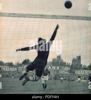 130 Finale de la Coupe du monde 1938 à Colombes (France), le gardien Szabo dégage face à Piola Stock Photo