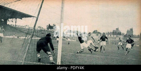 130 Finale de la Coupe du monde 1938 à Colombes (France), Piola tire, opposé à Biro Stock Photo