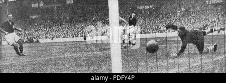 130 Finale de la Coupe du monde de football 1938 à Colombes, but de Piola à la 16e minute Stock Photo