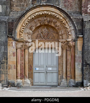 Frankr Anzy-le-Duc Burgund Prioratskirche erbaut 11-12 Jh Westportal Stock Photo