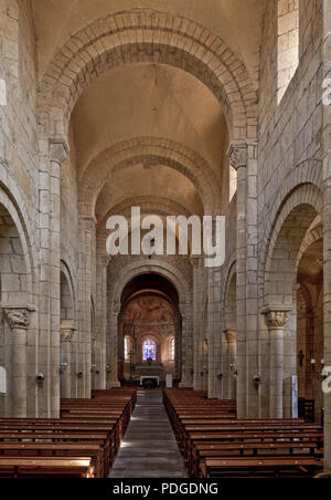 Anzy-le-Duc Burgund Prioratskirche erbaut 11-12 Jh. Innen Blick zum Chor Stock Photo