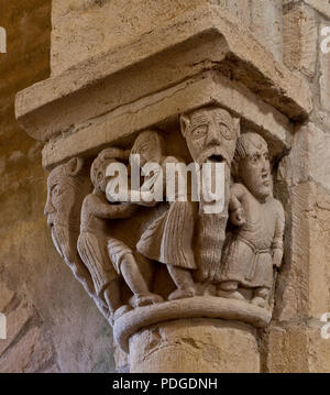 Anzy-le-Duc Burgund. Prioratskirche erbaut 10-11 Jh Figurenkapitell mit raufenden Männern und Fabelwesen Stock Photo