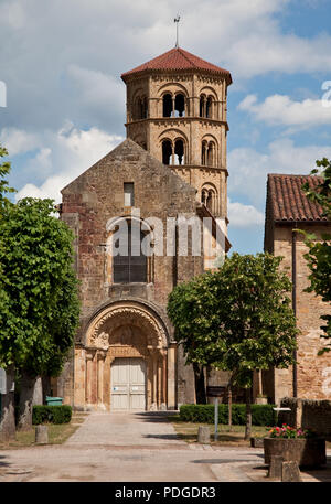 Anzy-le-Duc Burgund Prioratskirche erbaut 11-12 Jh Ansiht von Westen Stock Photo